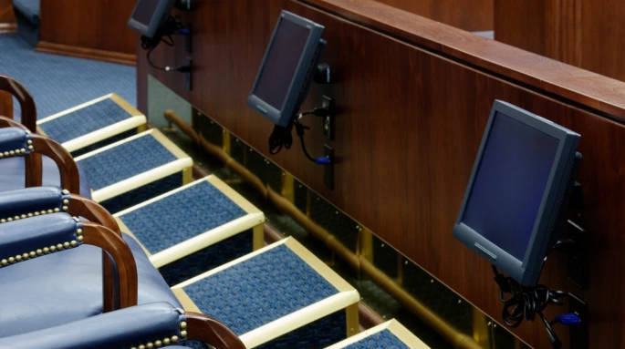 Viewing-Screens-In-Jury-Box-e1667233065337.jpeg