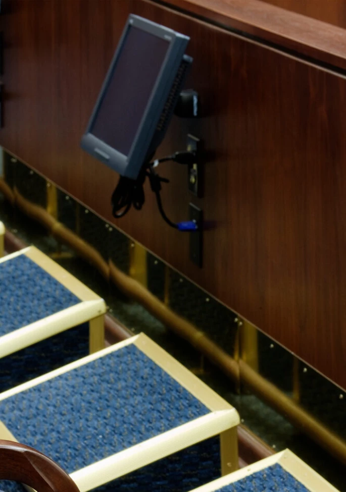 Viewing-Screens-In-Jury-Box-e1667233065337.jpeg