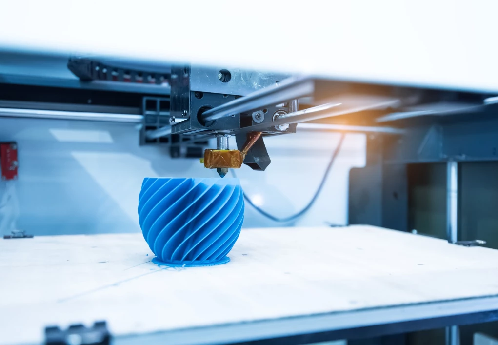A 3D Printer Actively Creating a Detailed Object