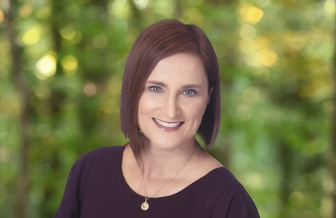 Sarah-Crimmins-Light-Grn-BG_3x2