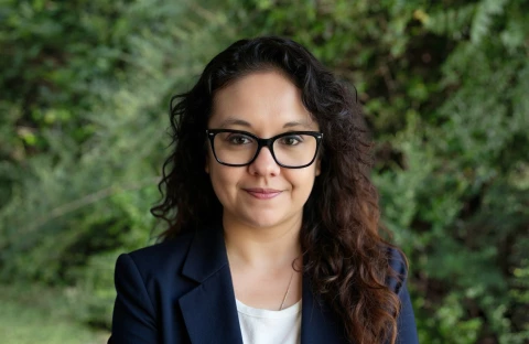 Amanda-Panagakis-Drk-Grn-BG_3x2