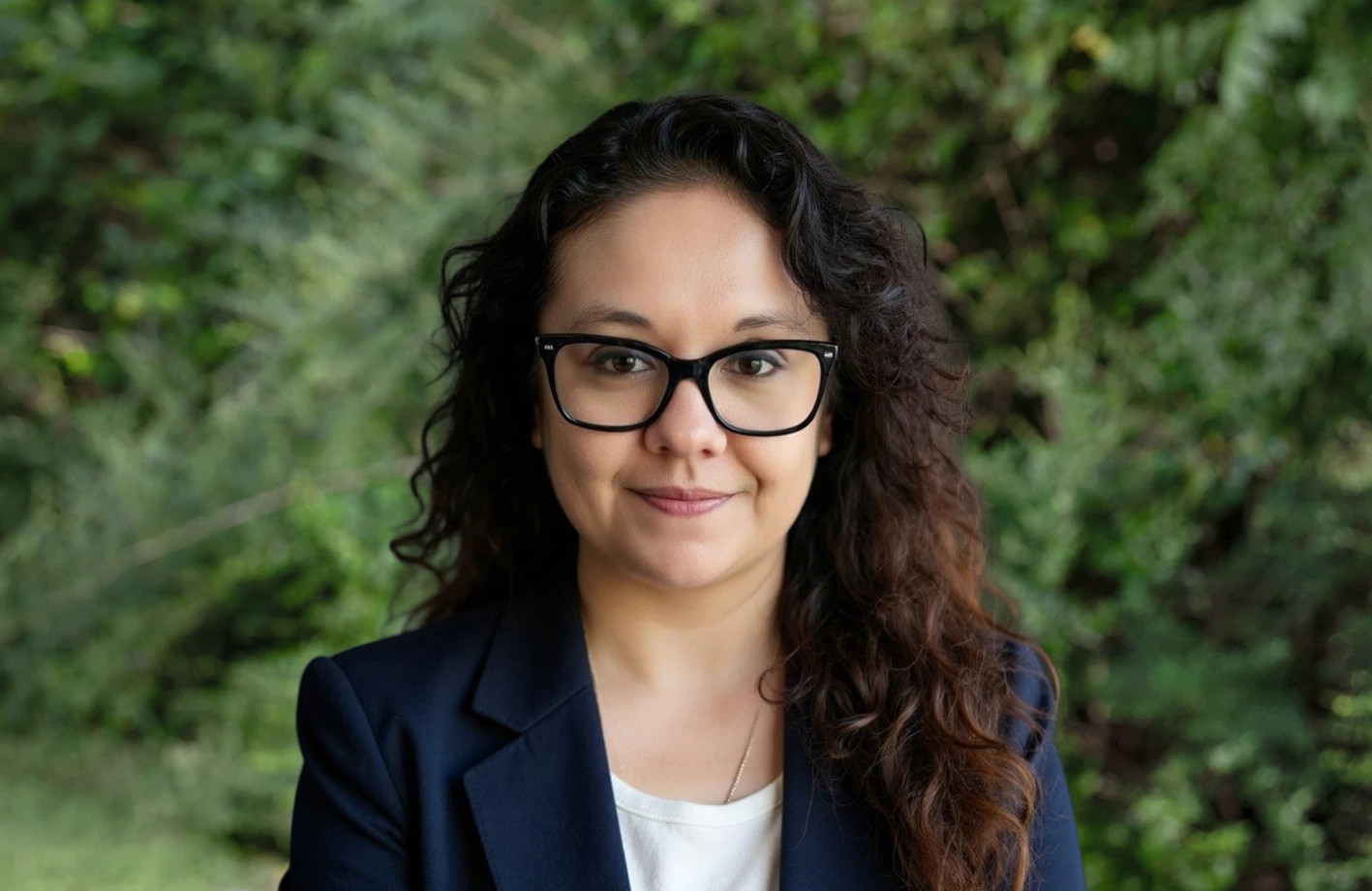 Amanda-Panagakis-Drk-Grn-BG_3x2